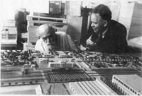 Один из проектировщиков первых цехов завода А. Веснин и инженер С. Лященко в архитектурной мастерской